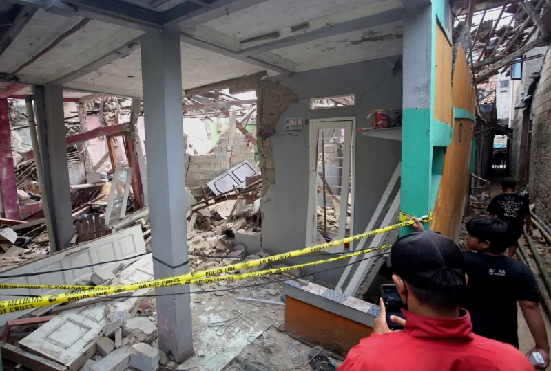 Warga mengamati rumah yang rusak terdampak ledakan misterius di Pondok Cabe Ilir, Pamulang, Tangerang Selatan, Banten, Foto: Muhammad Iqbal/ANTARA FOTO