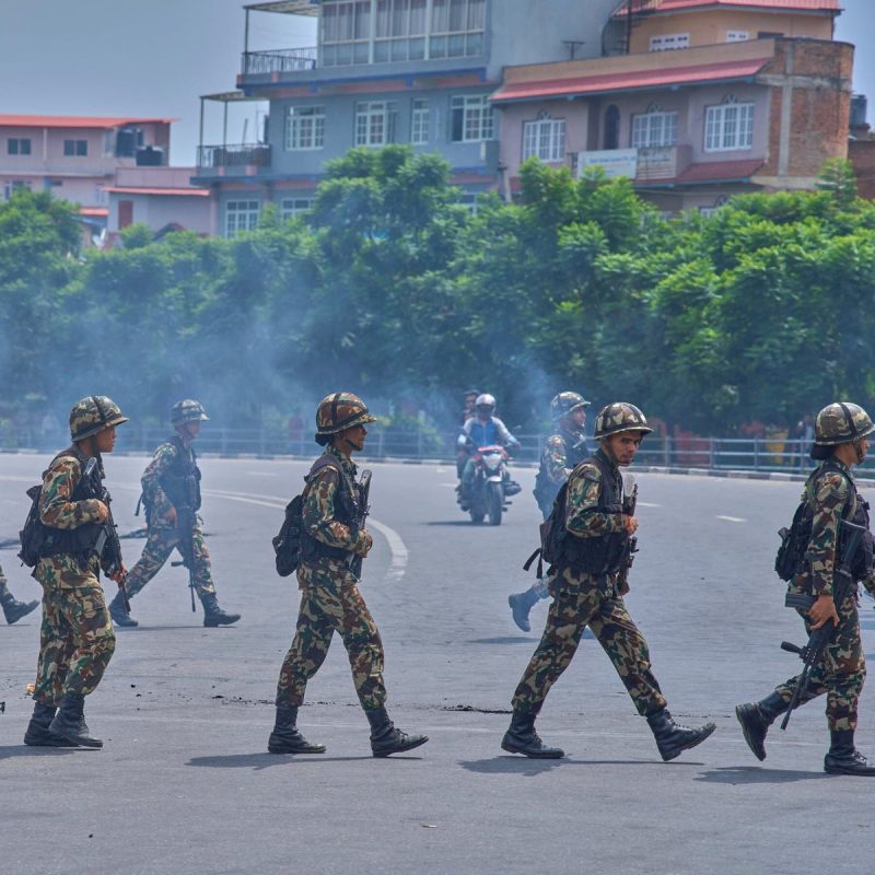 Militer Nepal berpatroli di jalanan Kathmandu. Niranjan Shrestha/Associated Press