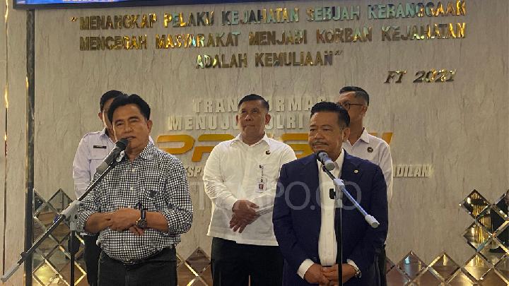Menteri Koordinator Bidang Hukum, Hak Asasi Manusia, Imigrasi, dan Pemasyarakatan Yusril Ihza Mahendra dan wakilnya Otto Hasibuan saat ditemui di Polda Metro Jaya. 9 September 2025. Sumber foto : TEMPO/Oyuk I Siagian