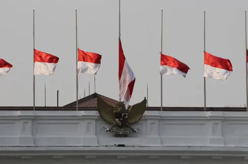 Pengibaran Bendera Merah Putih Setengah Tiang / Foto : Antara