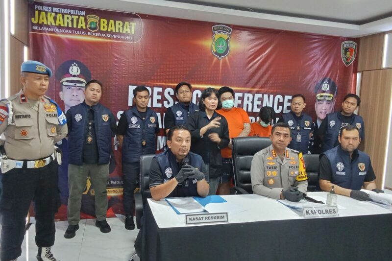 Kasat Reskrim Polres Metro Jakarta Barat, AKBP Arfan Sipayung memberikan keterangan dalam konferensi pers pengungkapaj kasus judi online di kawasan Kalideres, Jakarta Barat(Kompas.com/Ridho Danu Prasetyo )