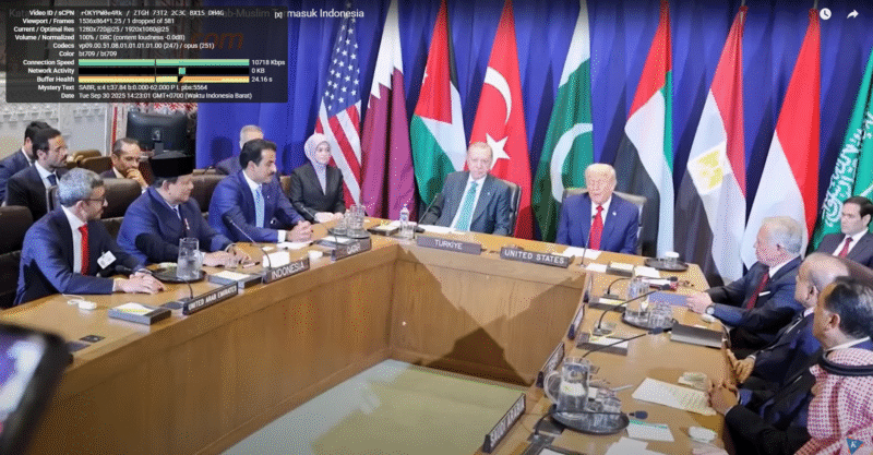 Langsung dari sela-sela Sidang Umum PBB. Presiden AS Donald Trump menggelar pertemuan tertutup dengan para pemimpin Muslim untuk membahas proposal masa depan Gaza pasca-perang.
Pertemuan ini jadi sorotan karena mengedepankan diskusi tentang stabilitas regional dan solusi jangka panjang bagi Palestina.
Sumber foto : kompas.com (Youtube)