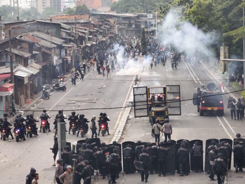 Polisi saat aksi demonstrasi (Foto: Zakky mubarok/Radar Bekasi)