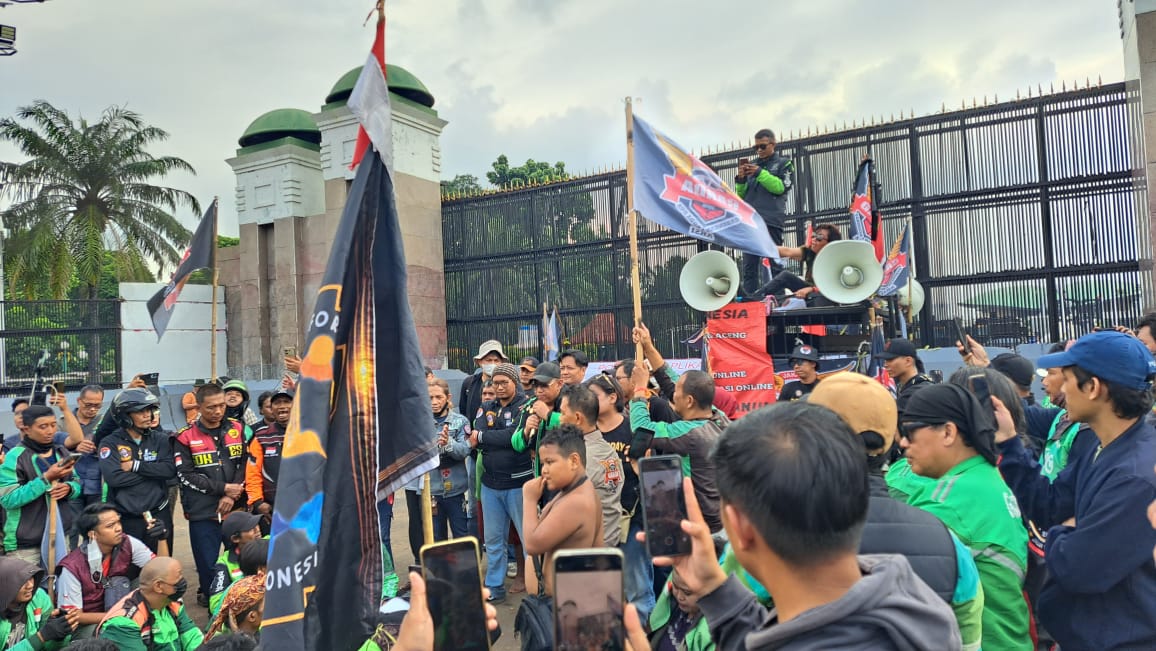 Demo Ojol, kurir d gedung DPR RI (Media Pilihan-Rakyat.com)