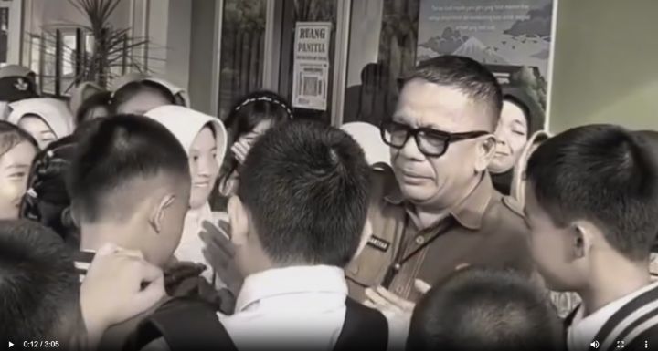 Kepala Sekolah Menengah Pertama (SMP) Negeri 1 Kota Prabumulih, Sumatra Selatan, Roni Ardiansyah berpamitan dengan siswa/siswinya. Metro TV