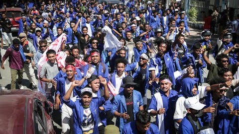 Ribuan orang demo di Timor Leste, protes rencana pembelian mobil baru anggota parlemen. Foto: AFP/VALENTINO DARIELL DE SOUSA