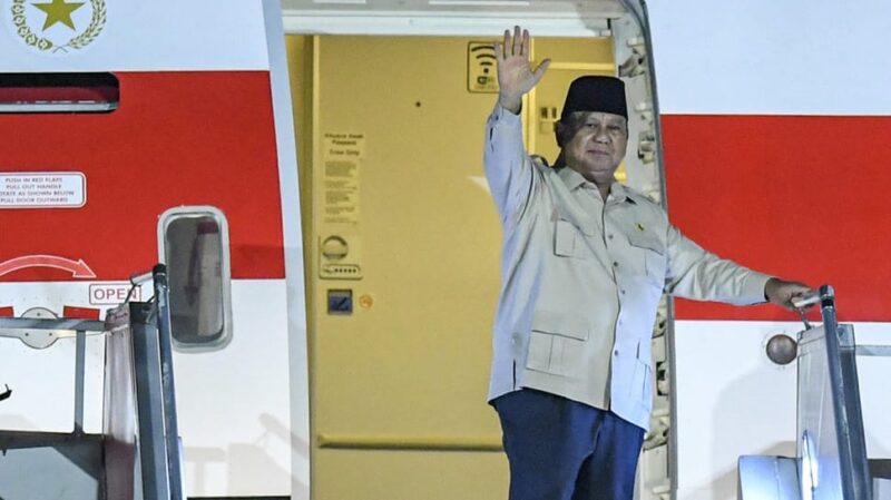 Presiden Prabowo Subianto melambaikan tangan dari atas Pesawat Kepresidenan sebelum bertolak di Bandara Halim Perdanakusuma, Jakarta, Jumat (19/9/2025). Presiden Prabowo Subianto akan menyampaikan pidato pada sidang umum Perserikatan Bangsa-bangsa (PBB) di New York serta melakukan kunjungan kenegaraan ke Jepang, Kanada dan Belanda. ANTARA FOTO/Muhammad Adimaja/wpa.