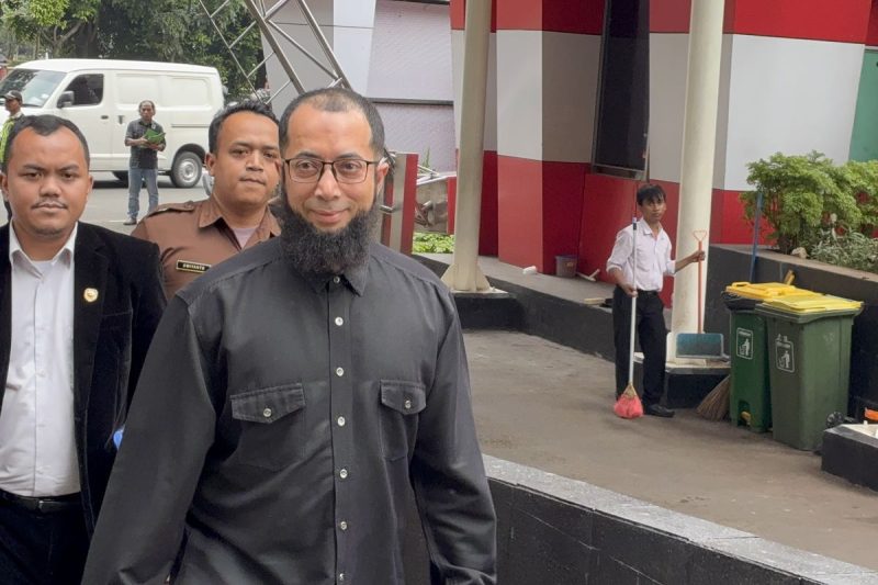 Ustadz Khalid Basalamah memenuhi panggilan KPK sebagai saksi kasus korupsi kuota haji. Sumber Foto : Kompas.com