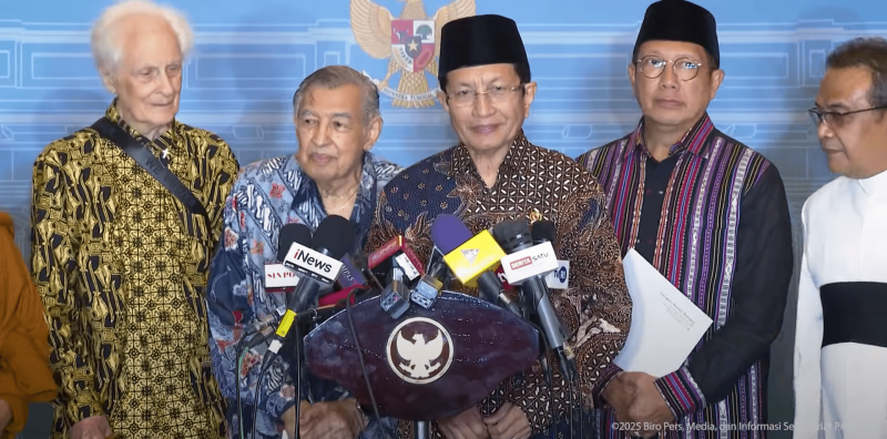 Sejumlah tokoh Agama Gerakan Nurani Bangsa dan Wartawan dalam jumpa pers di Kompleks Istana Presiden. (Dok. Sekretariat Presiden)