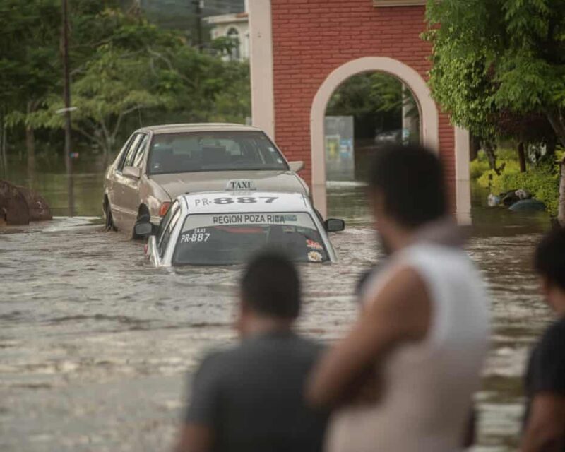Banjir akibat hujan dua hari berturut-turut di Meksiko menyebabkan banyak mobil yang terendam. Hector Quintanar/Getty images 