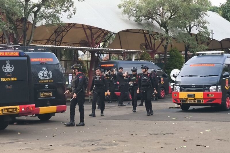 Sejumlah petugas gegana yang sedang berjaga disekitar lokasi kejadian / Foto : Kompas.com