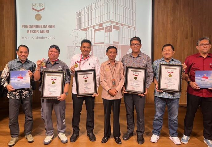 Direktur Operasional MURI, Yusuf Ngadri, menyerahkan sertifikat rekor MURI kepada Kepala Dinas Cipta Karya dan Sumber Daya Air Provinsi Sulawesi Tengah, Andi Ruly Djanggola, mewakili Gubernur Sulawesi Tengah, di Kantor MURI, Jakarta, Rabu (15/10/2025).
Penghargaan itu diberikan atas keberhasilan PT PP membangun Masjid Raya Baitul Khairaat. (Dok. Humas PTPP) / (Kompas.com) 
