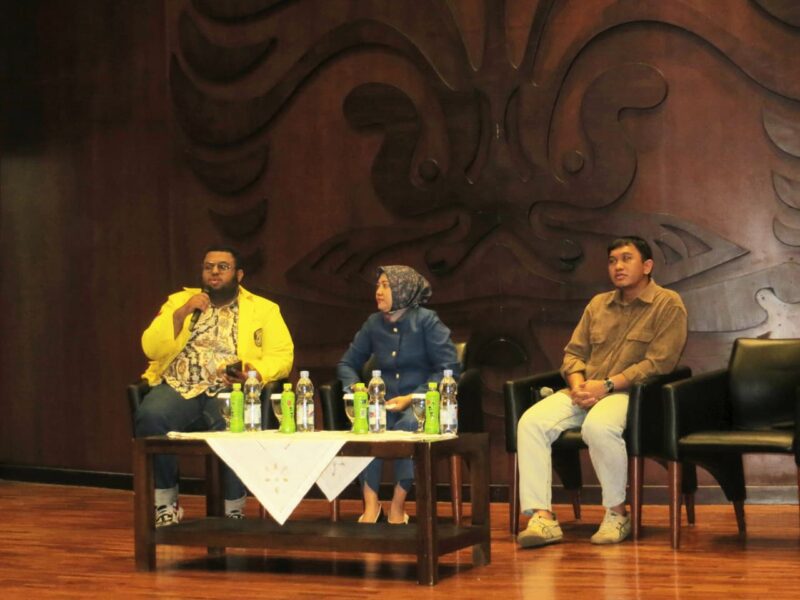 Wafi Syukri Baraja selaku ketua departemen kajian dan advokasi masyarakat HMP FKM UI Tahun 2025 pada acara "Serasehan" 