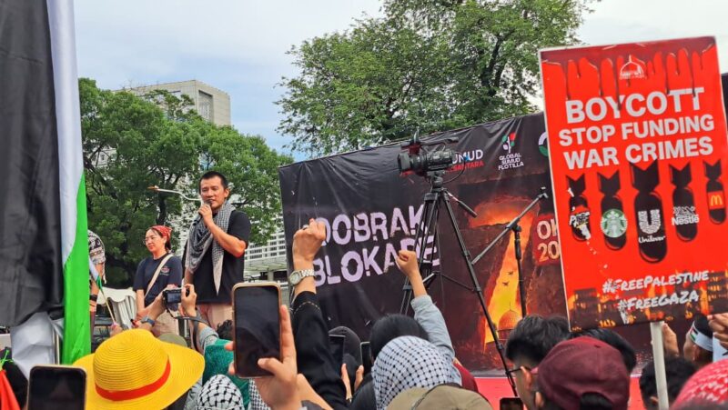 Ust. Felix Siaw memberikan orasi pada Aksi "2 years of genocide" di depan Kedubes AS. (Pilihan-Rakyat.com//inayahshanifah)