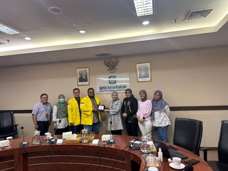 Mahasiswa Pascasarjanan FKM UI melaksanakan Audiensi bersama Direktur Utama BPJS Kesehatan (Sumber Foto : HMP FKM UI)