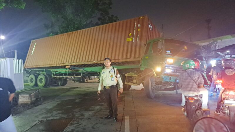 Truk Kontainer diduga Patah AS Roda di Jalan Lapangan Tembak Cibubur (Sumber Foto : Pilihan-Rakyat.com//Inayahshanifah)