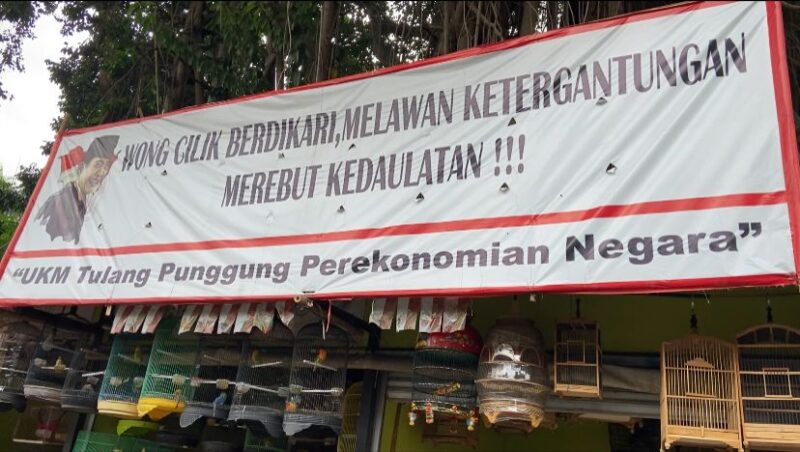 Spanduk yang di pasang sebagai bentuk penolakan relokasi para pedagang 

Sumber Foto: Ahmad Fadlan Azizi/ Pilihan-Rakyat