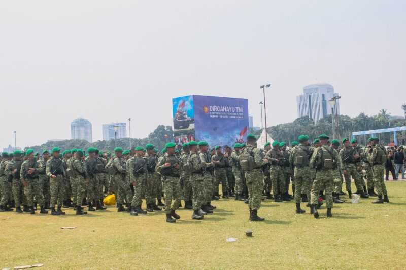 Beberapa tentara yang berbaris di sore hari setelah perayaan HUT TNI ke 80. Pilihan-Rakyat/Surman