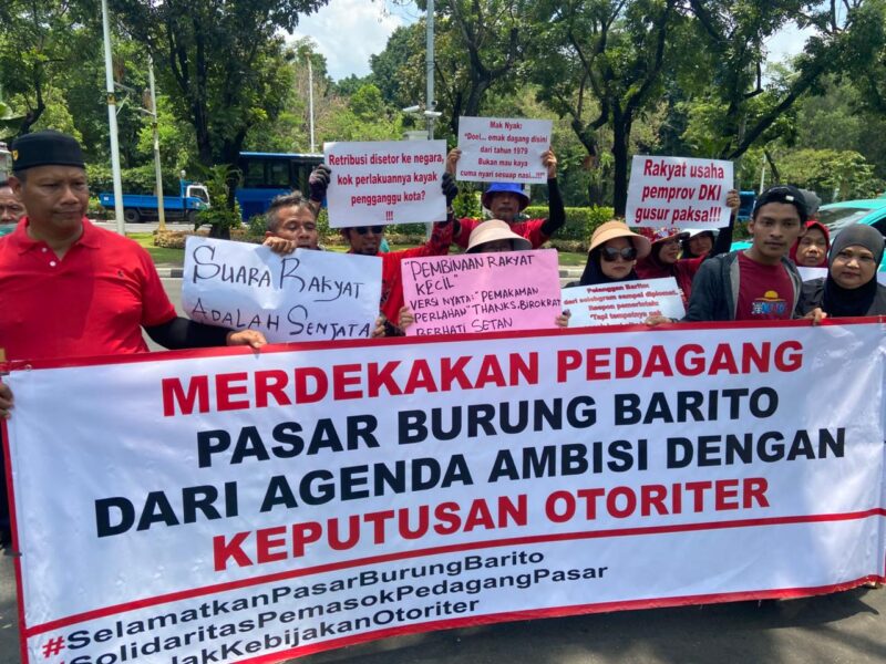 Sejumlah pedagang Pasar Barito melakukan aksi di depan balai kota. Sumber Foto: Ahmad Fadlan Azizi/ Pilihan-Rakyat