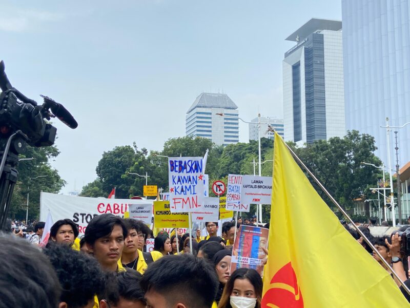 Mahasiswa yang menyelenggarakan aksi demonstrasi untuk peringati satu tahun pemerintahan Prabowo dan Gibran di Patung Kuda, Jakarta (20/10). Pilihan-Rakyat.com/Fadlan