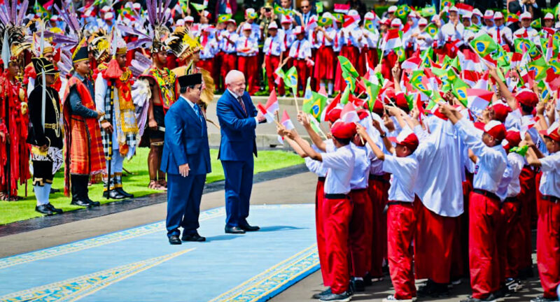 Presiden Indonesia Prabowo Subianto bersama Presiden Brasil Luiz Inácio Lula da Silva menerima sambutan kenegaraan di Istana Merdeka, Jakarta, Kamis (23/10/2025). Kedua pemimpin disambut meriah oleh pelajar yang mengibarkan bendera Indonesia dan Brasil sebagai simbol persahabatan kedua negara. (BPMI Setpres).
