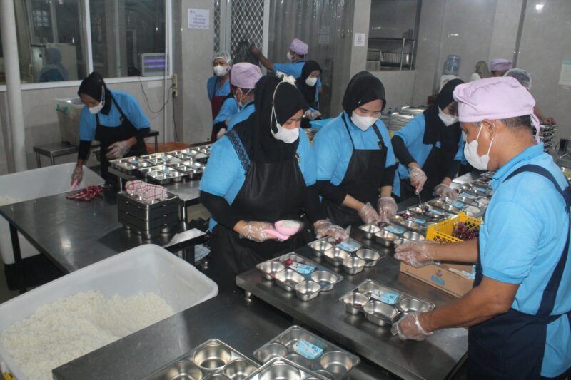 Sejumlah Petugas SPPG sedang menyiapkan Makanan Bergizi Gratis, Senin (6/10). (PilihanRakyat/Surman)