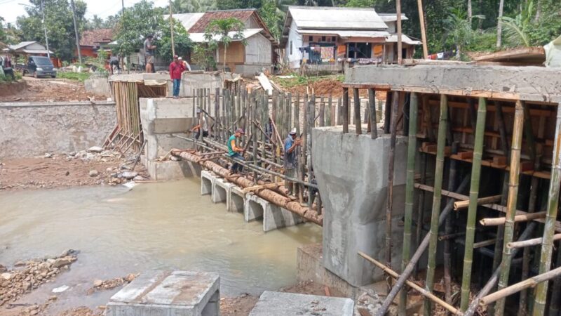  Pemerintah Provinsi (Pemprov) Banten terus mempercepat pembangunan Jembatan Surian Cegog di Kampung Cegog, Desa Rancapinang, Kecamatan Cimanggu, Kabupaten Pandeglang. (Sumber Foto : fesbukbantennews.com )