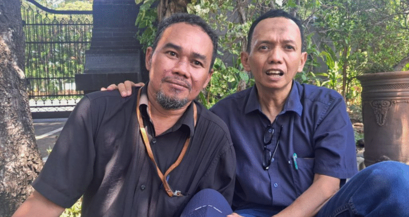 Eko Prasetyo (kanan) didampingi Fatkhul Khoir dari TAUD Jatim saat memenuhi panggilan penyidik Polda Jatim, Kamis (9/10/2025). Kadang, yang datang bukan surat cinta, tapi surat panggilan — dan tetap dijawab dengan kepala tegak | Dok LBH Surabaya