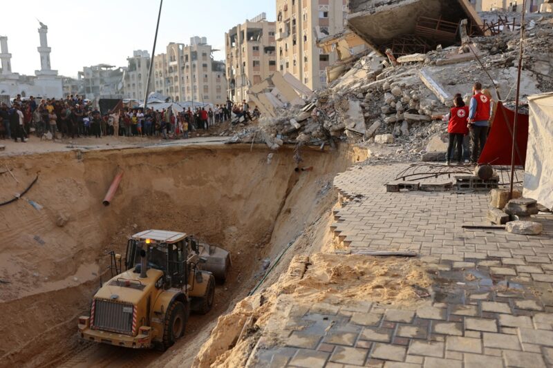 Tim dari Mesir dan Komite Palang Merah Internasional (ICRC) mencari jenazah sandera yang tewas 7 Oktober. (X : Media Indonesia).