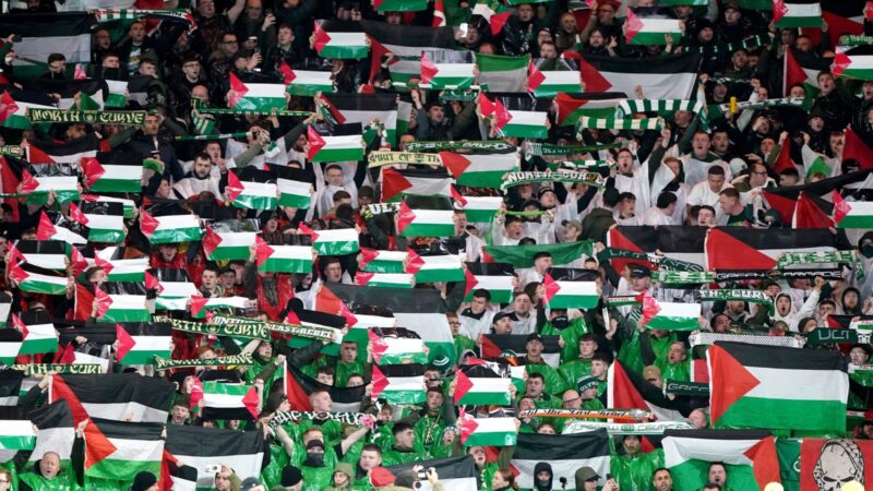 Sumber Foto; Sky News
30 akademisi dan pakar hukum internasional menyerukan agar Uni Sepakbola Eropa (UEFA) segera melarang Israel dan klub-klubnya tampil dalam kompetisi Eropa.