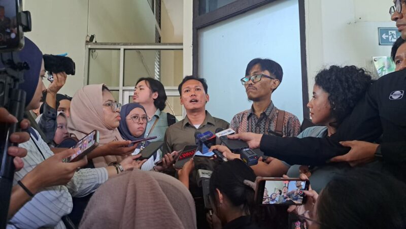 Kuasa Hukum Delpedro mendatangi wartawan pasca sidang praperadilan di PN Jaksel, Jumat (17/10). (PilihanRakyat/Inayah Safitri)