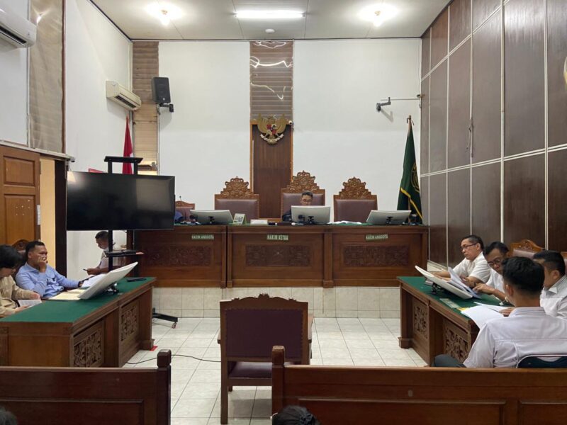 Pembacaan jawaban termohon dalam sidang lanjutan praperadilan Delpedro, dkk, Senin (20/10). (PilihanRakyat/Ahmad Fadlan Azizi)