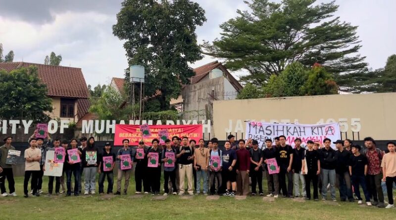 Foto : Aksi Solidaritas Mahasiswa UMJ Tuntut Pembebasan 962 Aktivis yang Masih Ditahan Pihak Kepolisian RI