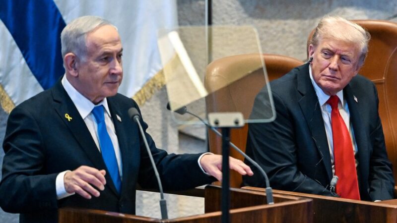 Presiden Trump (kanan) dan Perdana Menteri Israel Benjamin Netanyahu (kiri) hadir di Parlemen Israel bulan ini, menandai munculnya fase baru dalam hubungan kedua negara. (Kenny Holston/The New York Times).
