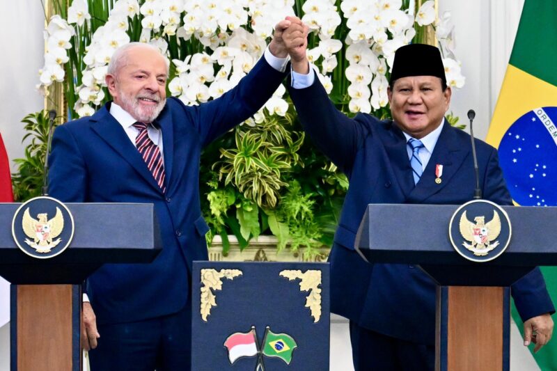 Senyum hangat dan tawa akrab mewarnai suasana Istana Merdeka, Jakarta, saat Presiden Republik Indonesia Prabowo Subianto menerima kunjungan kenegaraan Presiden Republik Federasi Brasil Luiz Inácio Lula da Silva dan Ibu Negara Janja Lula da Silva, pada Kamis, 23 Oktober 2025. Pertemuan tersebut bukan hanya mempertemukan dua pemimpin negara besar di kawasan global Selatan, tetapi juga menampilkan kedekatan personal yang mencerminkan persahabatan antara Indonesia dan Brasil. (Sumber Foto : BPMI Setpres)
