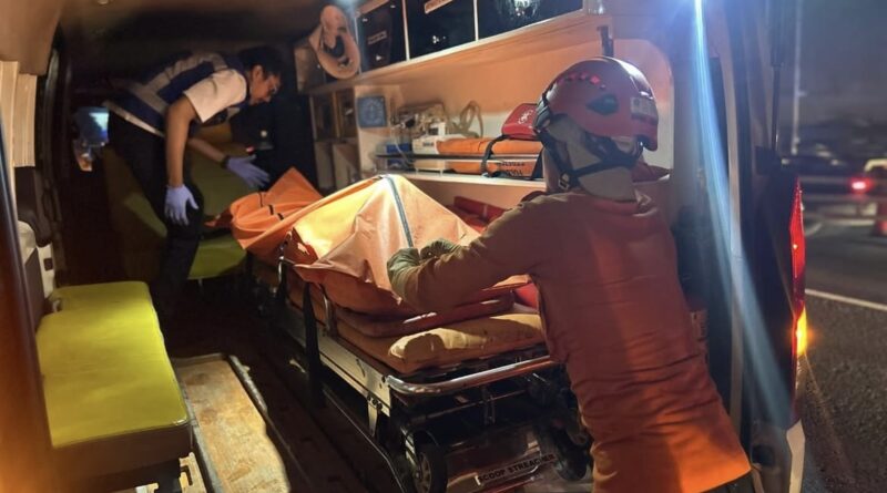 Proses evakuasi mayat di pinggil Tol Jagorawi, Selasa (11/11/2025) (Instagram: @bpbdkabbogor).