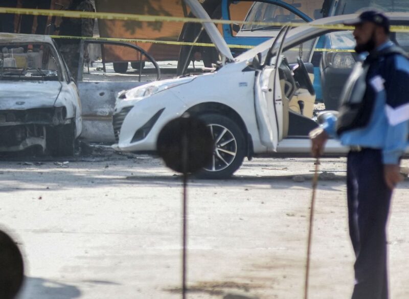 Keadaan di luar Pengadilan Distrik Islamabad, Pakistan setelah pengeboman, Senin (10/11/2025). (TikTok: BBC News).