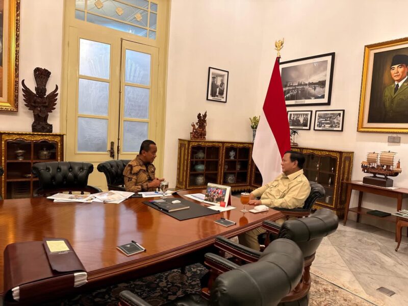 Foto: Prabowo Subianto, menerima Menteri Energi dan Sumber Daya Mineral (ESDM), Bahlil Lahadalia, di Istana Merdeka, Jakarta, pada Kamis (20/11/2025)
