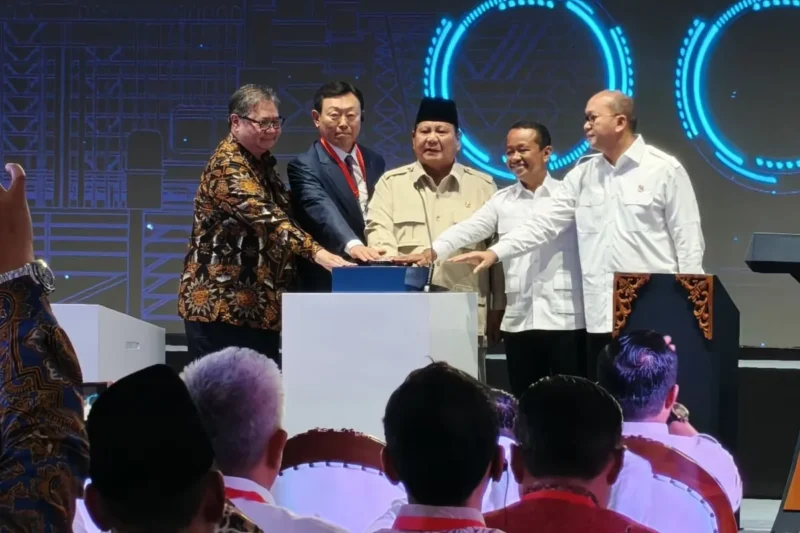 Presiden RI Prabowo Subianto (tengah) didampingi Menko Perekonomian Airlangga Hartarto (kiri), Menteri ESDM Bahlil Lahadalia (kedua kanan), dan CEO Danantara Rosan Roeslani (kanan) menekan tombol sirine peresmian operasional PT Lotte Chemical, Cilegon, Banten, Kamis (6/11/2025). ANTARA/Andi Firdaus.