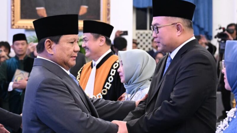 Kepala Badan Riset dan Inovasi Nasional (BRIN) Arif Satria bersalaman dengan Presiden Prabowo Subianto usai dilantik di Istana Negara, Jakarta, Senin (10/11/2025) (Foto: BPMI Setpres/Kris).
