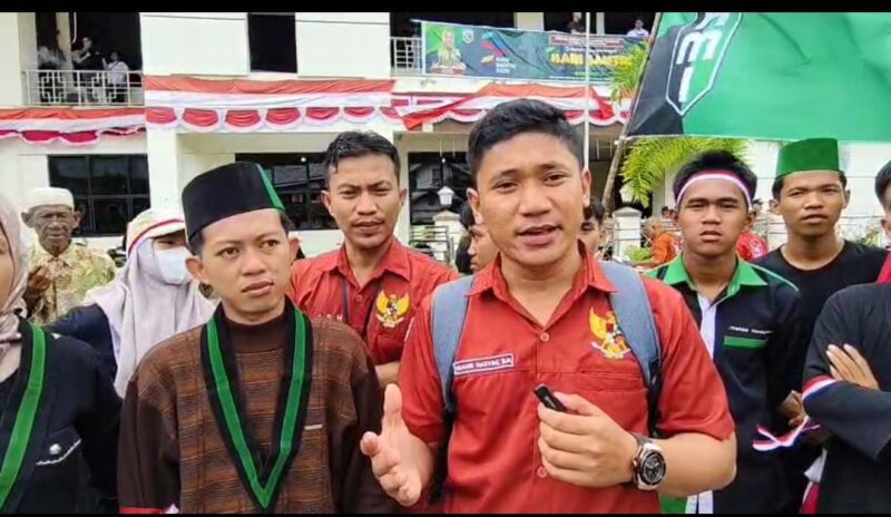 Sumber: Wahid Foto: Aktivis Himpunan Mahasiswa Islam (HMI) Cabang Kotabaru-Tanah Bumbu, M. Ilman bersama Wahid Hasyim Ketua DPC ARUN Kab Kotabaru-Kalsel.