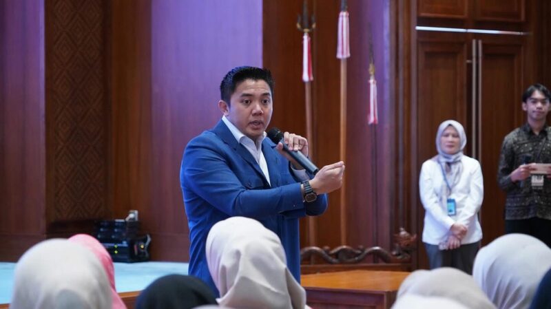 Foto: Seskab Teddy Indra Wijaya dalam memberikan pesan inspiratif kepada para mahasiswa. Kunjungan akademik dari ratusan mahasiswa Departemen Ilmu Administrasi Negara, Fakultas Ilmu Sosial, Universitas Negeri Padang (UNP)