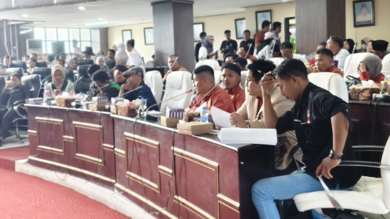 Foto: Hearing kedua yang digelar di DPRD Kotabaru pada Senin (17/11/2025) dihadiri masyarakat, sejumlah organisasi, serta Bupati dan Wakil Bupati Kotabaru