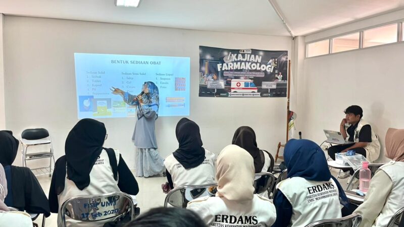 Foto: ERDAMS FKM UMJ hadirkan Okta Asri Naimah, APT., S.Farm., narasumber materi Kajian Farmakologi.
