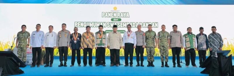 Foto; Menteri Pertahanan Sjafrie Sjamsoeddin mendampingi Presiden Republik Indonesia Prabowo Subianto dalam kegiatan Panen Raya Nasional sekaligus Pengumuman Swasembada Pangan Tahun 2025, Karawang. Sumber: KemenhanRI