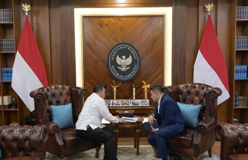 Foto: Sekretaris Kabinet (Seskab) Teddy Indra Wijaya bersama Menteri Agraria dan Tata Ruang (ATR)/Kepala Badan Pertanahan Nasional (BPN) Nusron Wahid. 