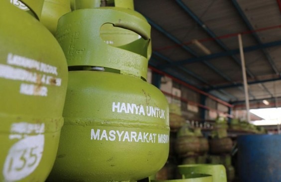 Pengamat wanti-wanti soal pendataan yang matang sebelum menerapkan pembatasan pembelian LPG 3 kg 10 tabung per bulan per kk. Ilustrasi. (CNN Indonesia/Farid).