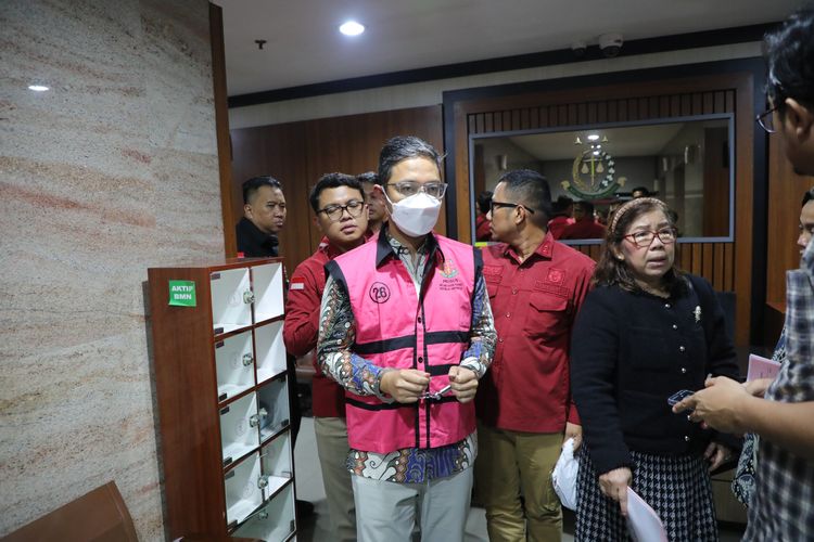 Tersangka kasus dugaan korupsi Pertamina Patra Niaga Edward Corner saat hendak digiring ke mobil tahanan di Gedung Kartika, Kejaksaan Agung, Jakarta Selatan, Rabu (26/2/2025). (Dok. Humas Kejaksaan Agung)