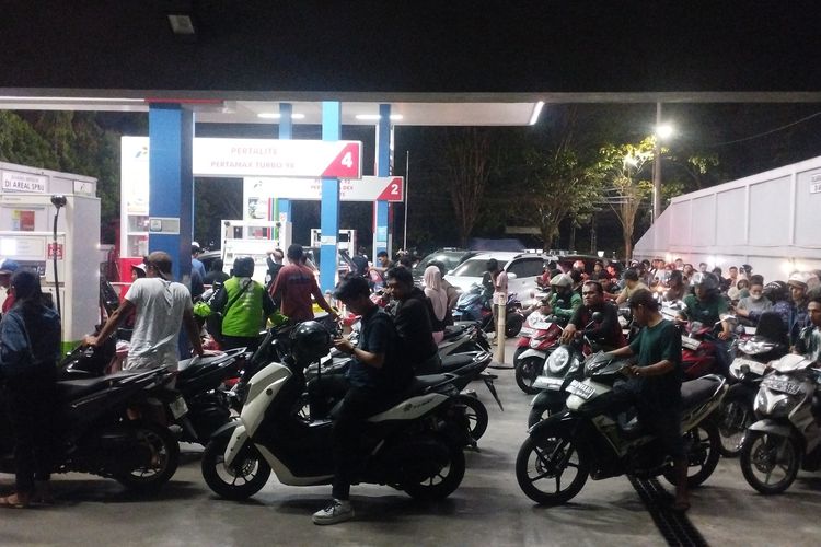 Pengendara roda dua dan mobil terlihat mengantre untuk mengisi bahan bakar minyak (BBM) di SPBU di Jalan Ngumban Surbakti, Kecamatan Medan Selayang, Kota Medan, Sumatera Utara, Kamis (5/3/2026).(KOMPAS.com/CRISTISON SONDANG PANE)