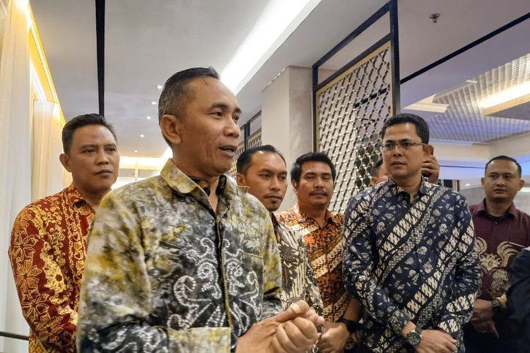 General Manager InJourney Airports Kantor Cabang Dony Subardono memberikan keterangan kepada wartawan terkait penerapan pembayaran non-tunai menggunakan kartu elektronik di gerbang masuk Bandara Internasional Minangkabau, Padang, Jumat (6/3/2026). Kebijakan ini dilakukan untuk mengantisipasi antrean kendaraan selama masa angkutan mudik Lebaran 2026.(Dharma Harisa)